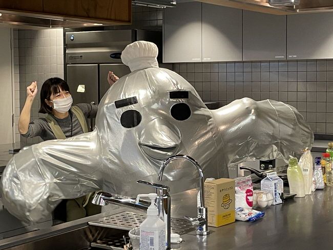 キッチンで同僚のシオリンといっしょに