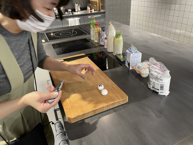 マシュマロと向き合うシオリン