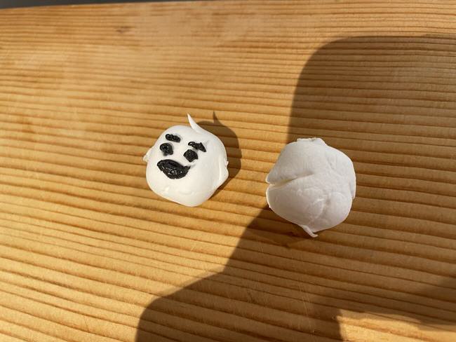 邪悪な顔が描かれたマシュマロ