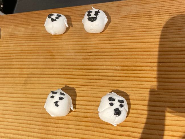 邪悪な顔のマシュマロが並んでいる