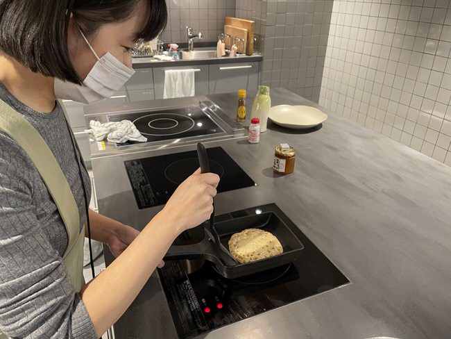 顔の上に生地をのせた図