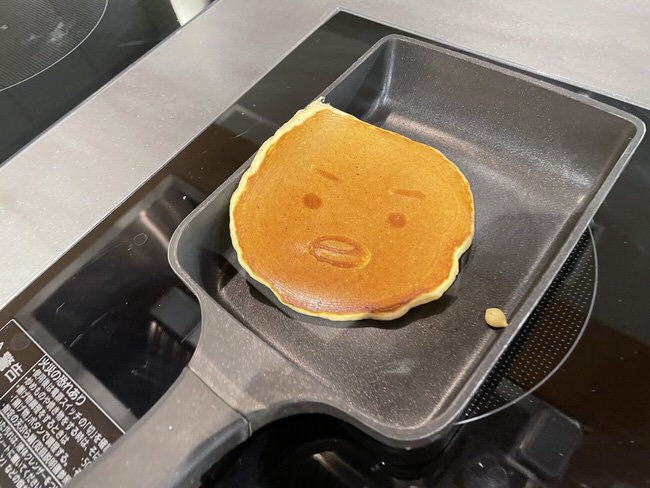 顔の描かれたホットケーキ１