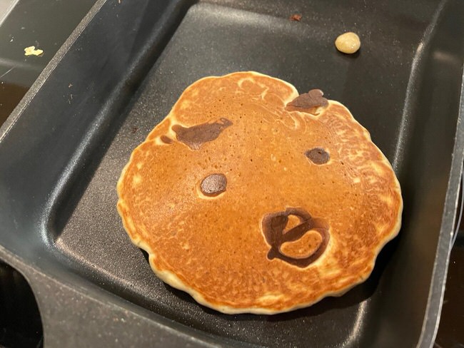 顔の描かれたホットケーキ２