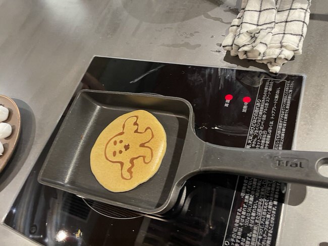 勢いよくひっくり返されたホットケーキ