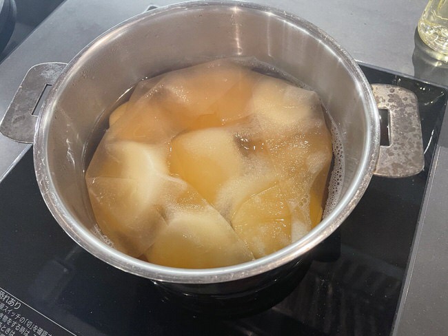 鍋で煮られる大根