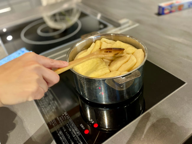 お湯をわかして、油抜き。