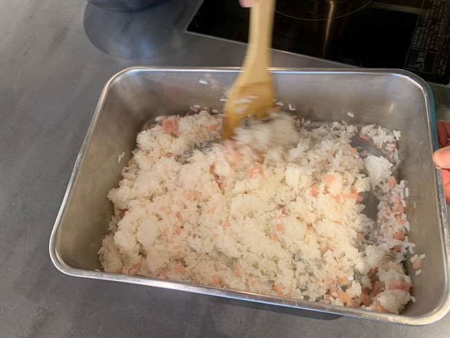 次に、酢飯をつくるだジュよ。