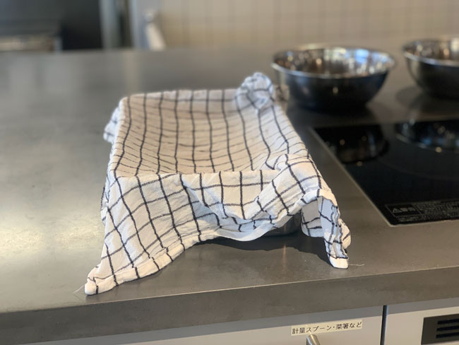 ふきんをかけて冷まします。