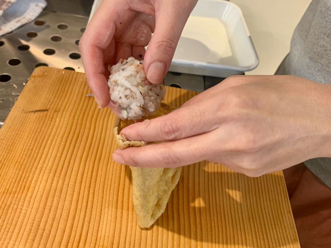 まあるく握ったごはんをおあげに入れて。