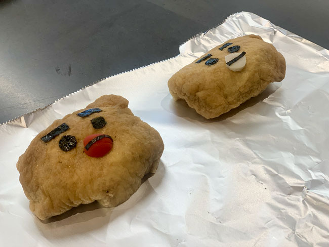 赤は梅干、白はかまぼこです。