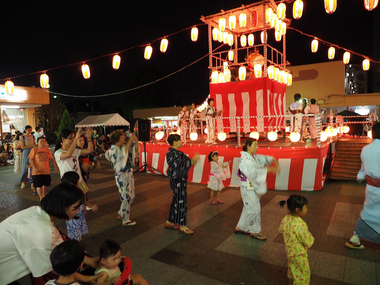 やぐらを囲んで踊る人たち