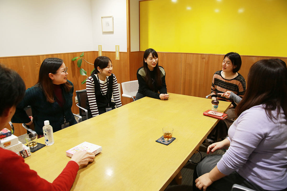 丸田さんと乗組員でボードゲームで遊ぶ画像