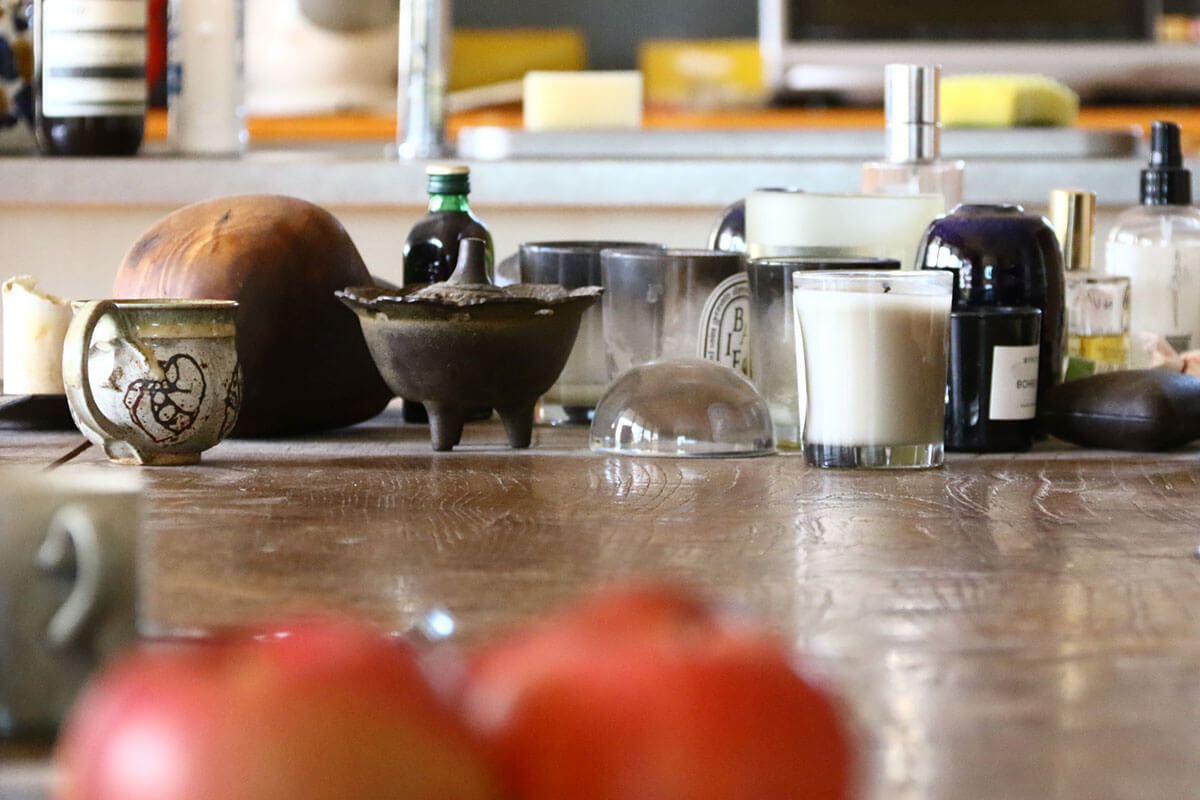 テーブルの上に置かれた雑貨の画像