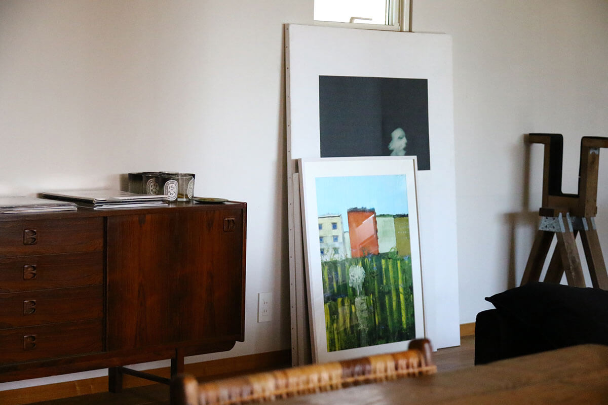 絵がかかれた数枚のキャンバスがある部屋の画像
