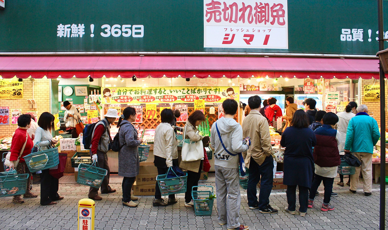 行列のできる八百屋さん