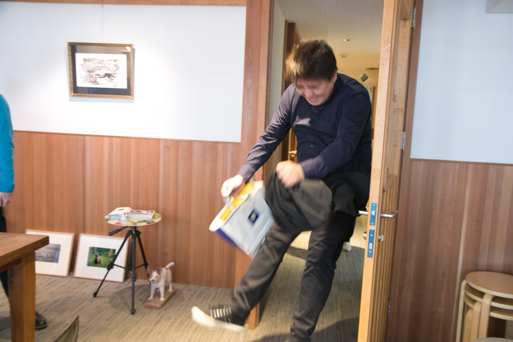 踊りながら登場する田中さん