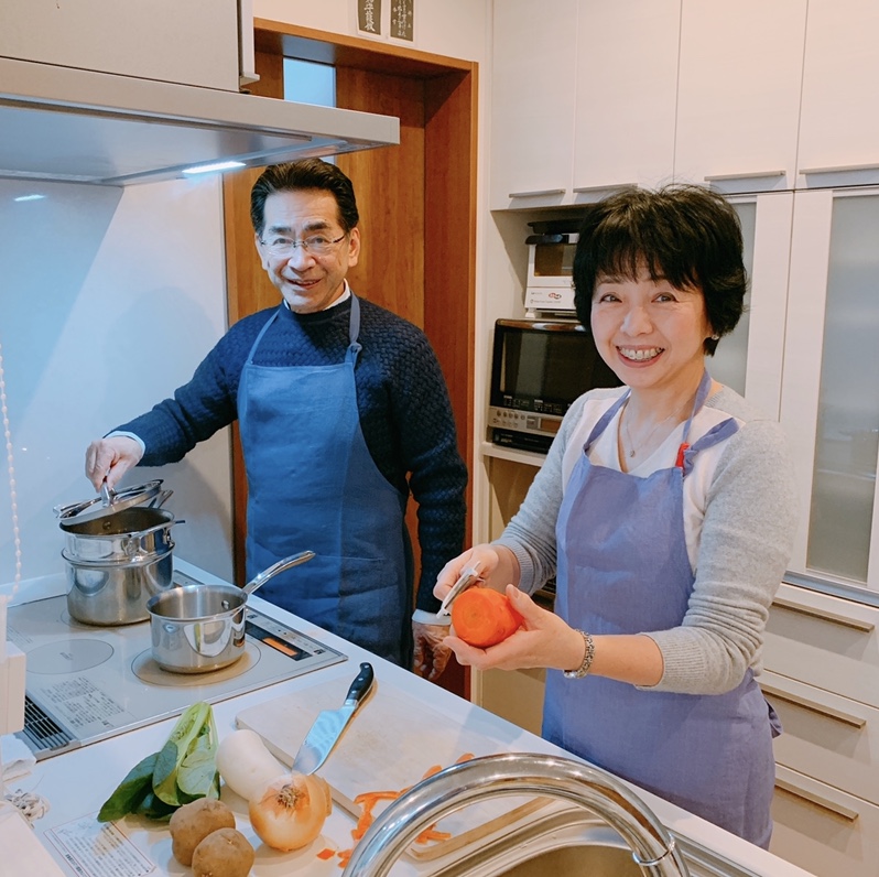 キッチンにいる両親