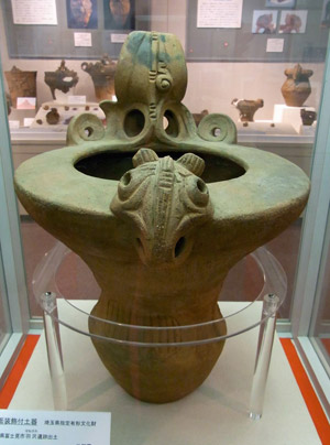 �x�m���s�H���Տo�y�A���̃��T�T�r�y�킾�����ł��B ���������̖͗l�́A �����x�̓ꕶ�y��̑o�̑��`�Ǝ��Ă��܂��B 