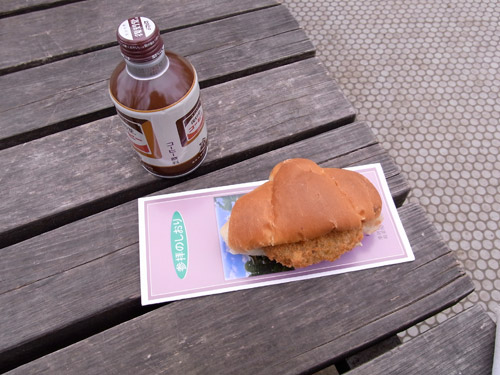 �����Ȏ{�݂ł������A�݂ǂ���͂����ς�����܂����B ������Ɣ�ꂽ�̂ŁA�R���b�P�p����H�ׂĂЂƋx�݁B