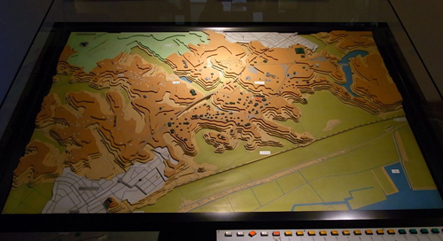 ����͌��݂̒n�`�B �E���̐��Ƃ��낪�A���ߗ��Ă��ď������Ȃ�����׏��B �Õ�����͌Õ��̂���u�̂������܂� ���̐��悪�������̂ł��傤�B