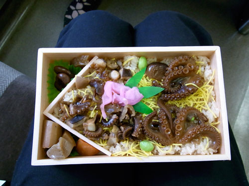 �d�Ԃ������n�߂܂����B ���������w�Ŕ����� �u�^�R�߂��ٓ��v��H�ׂ܂��傤�B