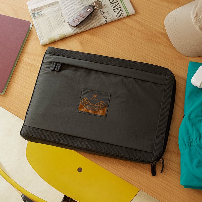 チャコールグレー