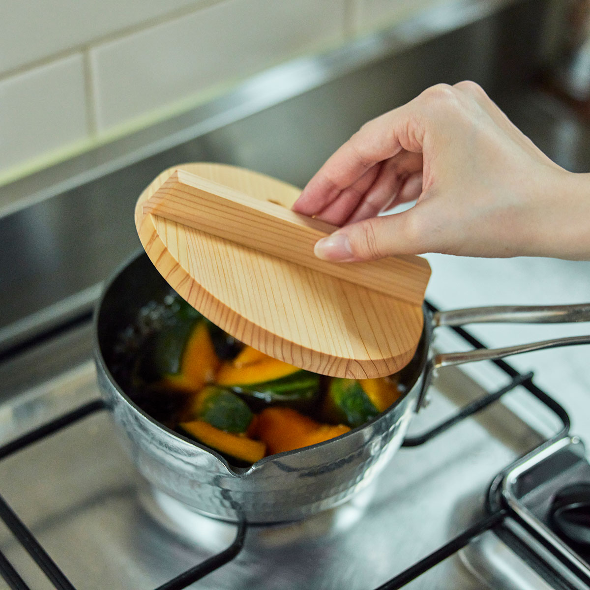 漬物壺、落し蓋 木の落し蓋 | KITCHEN TOOL WONDERLAND だいどこ道具ツチキリ ほぼ日
