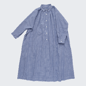 襟ぐりタックのギンガムワンピース（白×青）