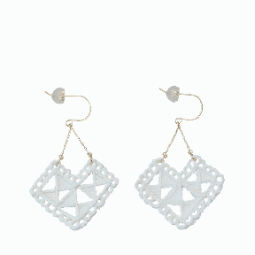 Drawing Lace シャンデリア ピアス（ふちどりはしごレース）