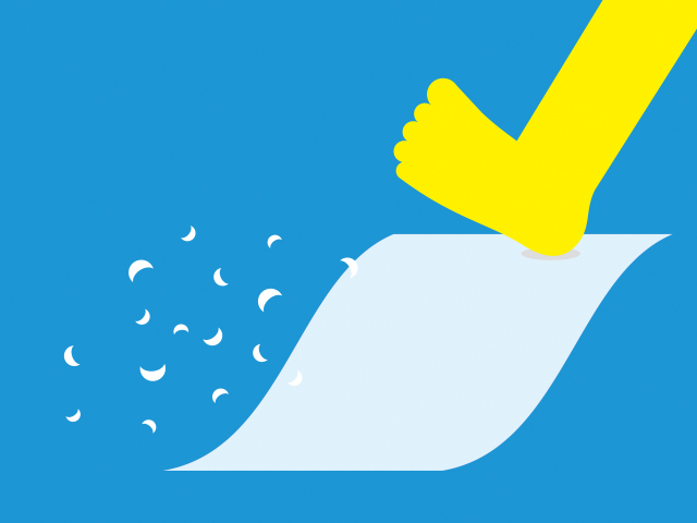 「爪を切り終えて足を上げたらチラシがくっついてきたシーン」