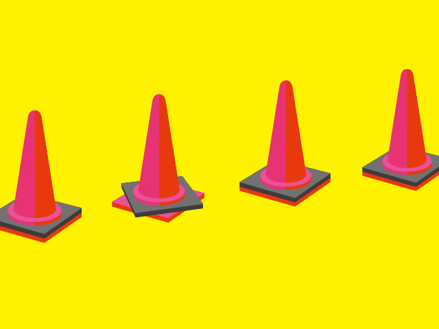 「三角コーンの黒い板がズレているシーン」