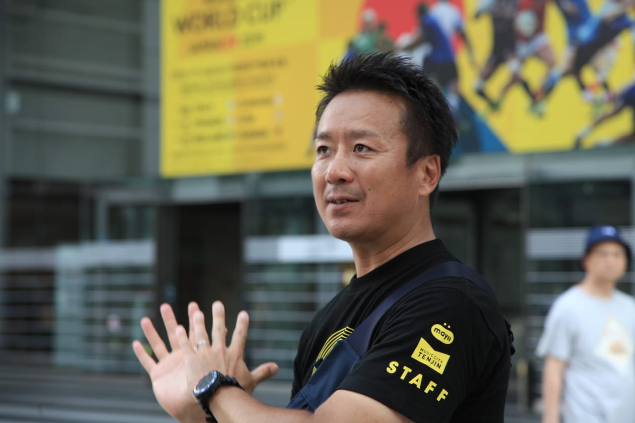 まち行くひとにたくさん声をかけられる蔵田さん