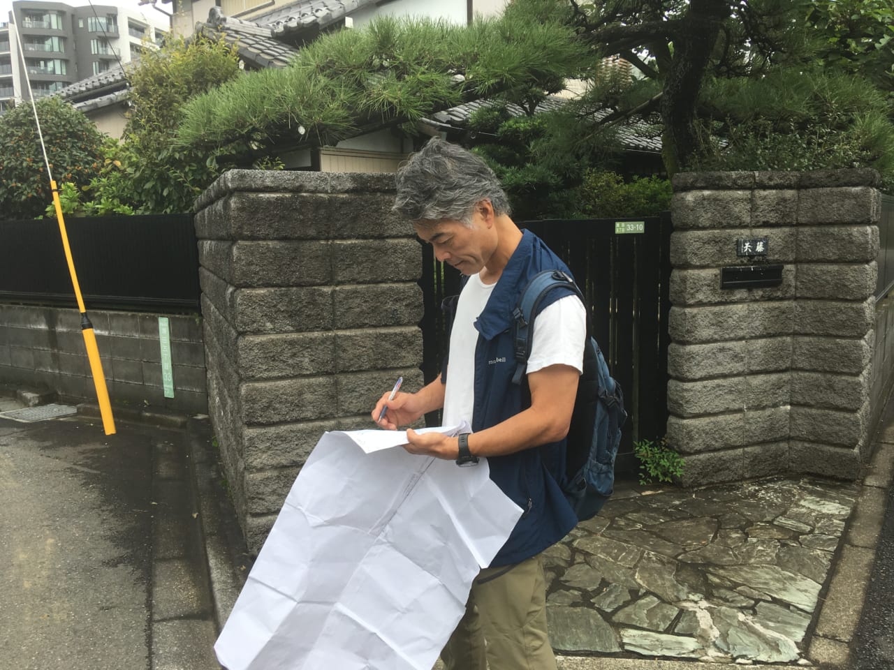 ▲地図に書き込みながら歩きます。