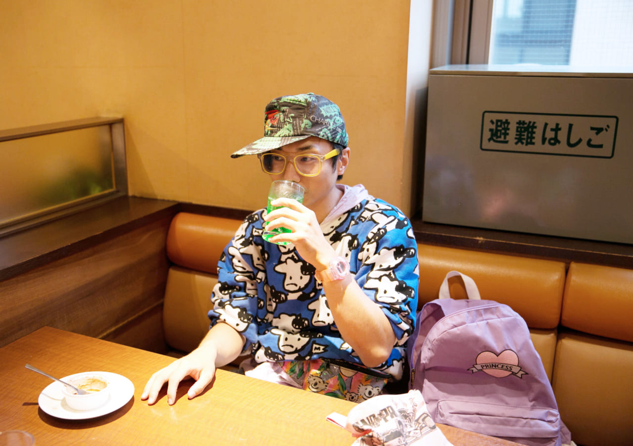 ▲山下メロさん。飲んでいるのはメロンソーダ。
雰囲気とぴったりです。