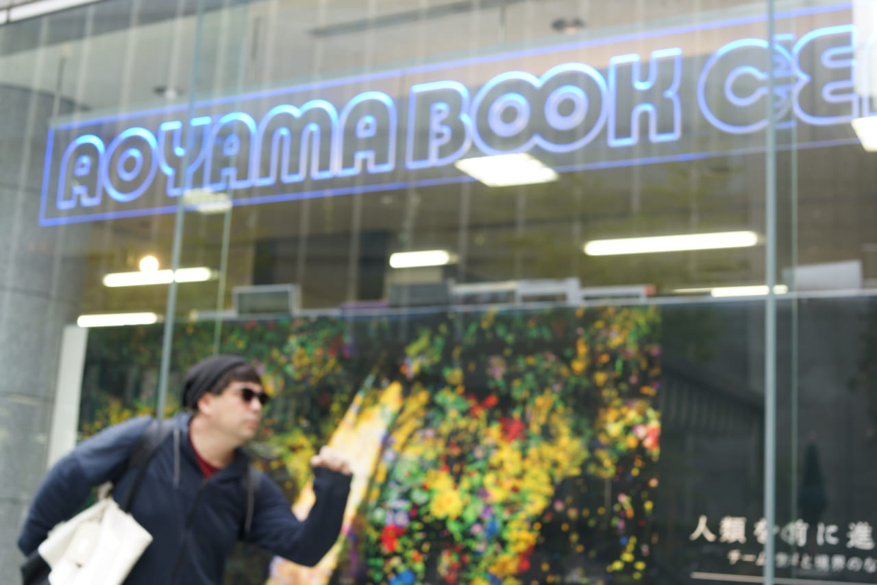 お店のウインドウの前で浅生鴨さんと。