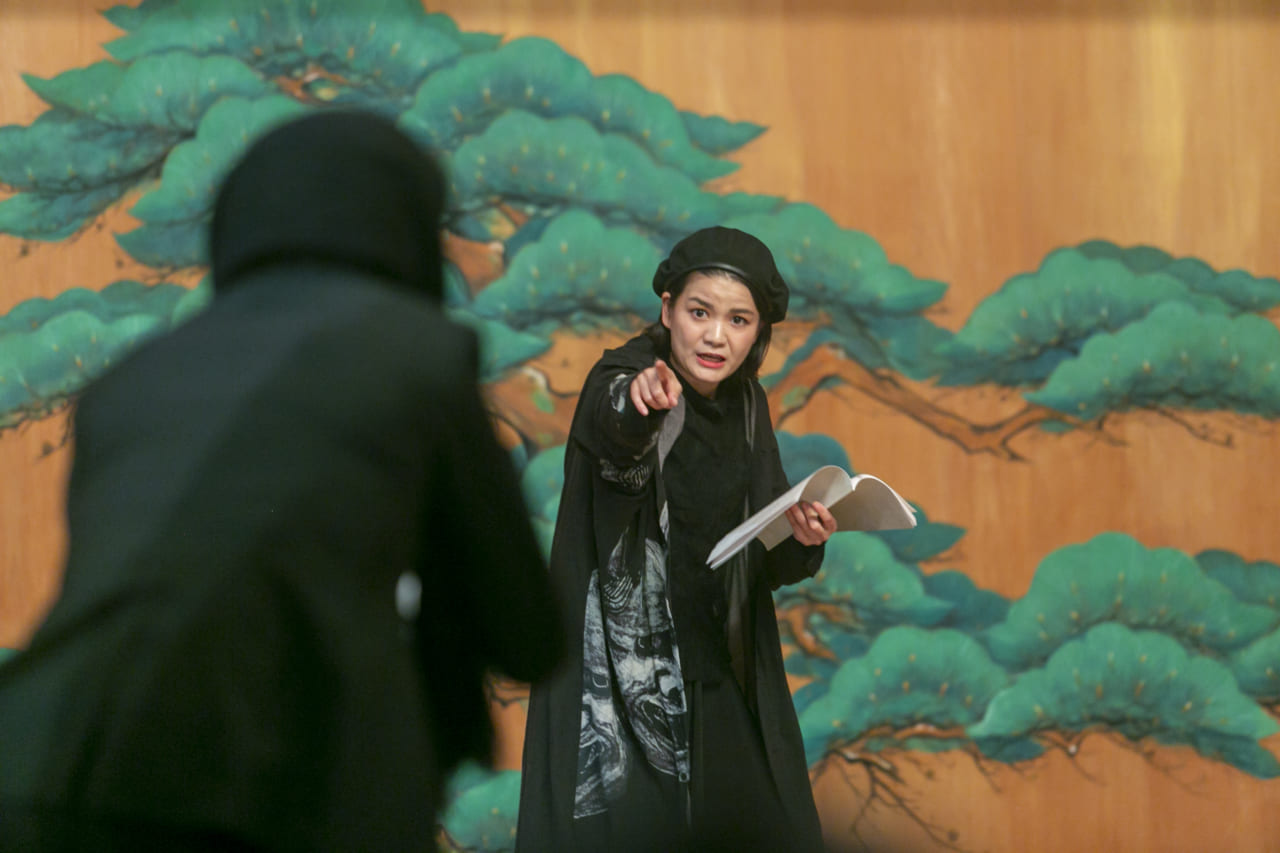 夫を焚きつけるマクベス夫人の真以美さん