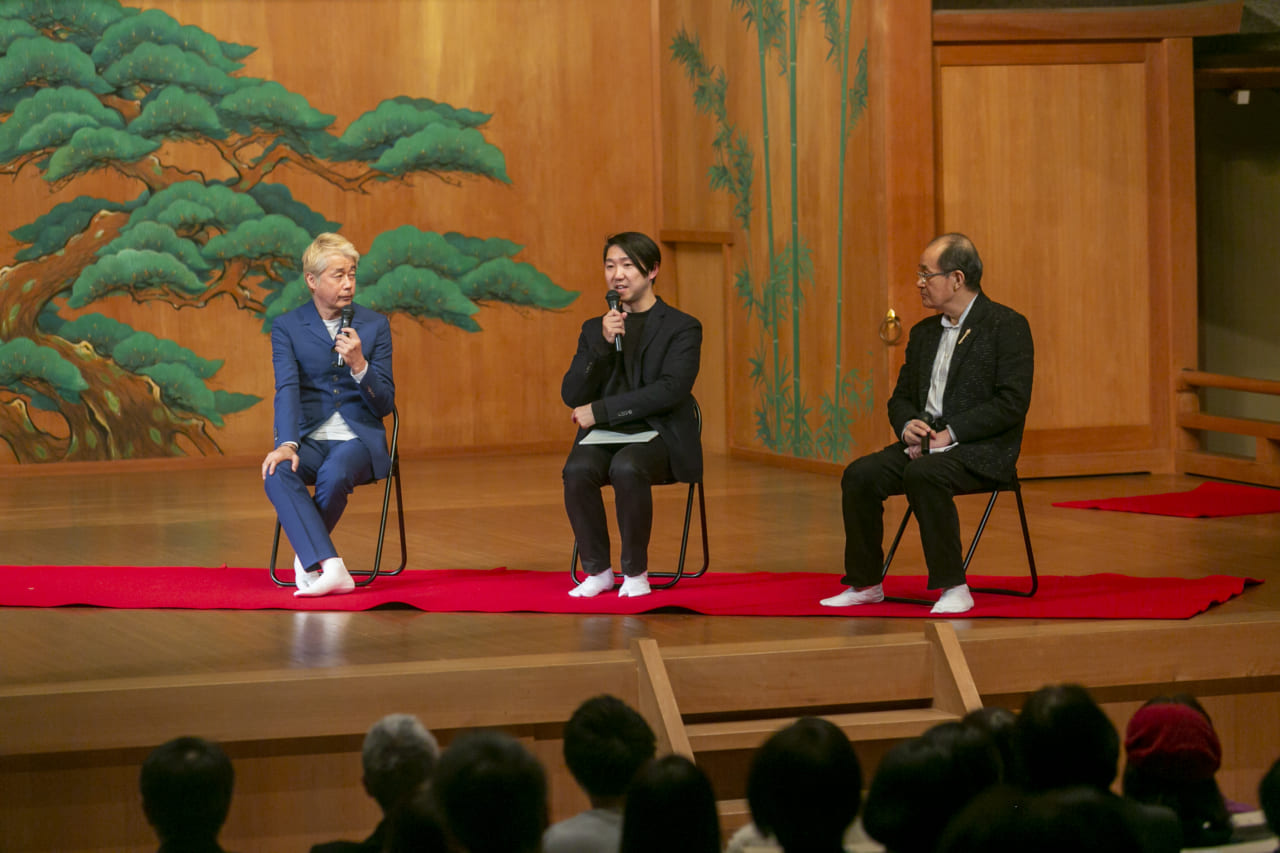 深町健二郎さん（左）、木村龍之介さん（中央）、河野通和学校長（左）