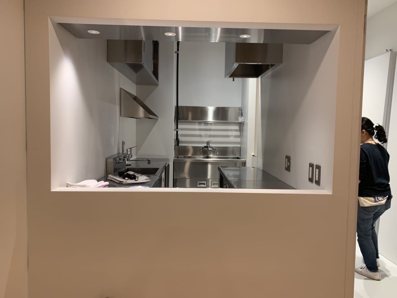 「ほぼ日曜日」内のキッチン。フロアから丸見えのキッチン。「バーX」の現場。