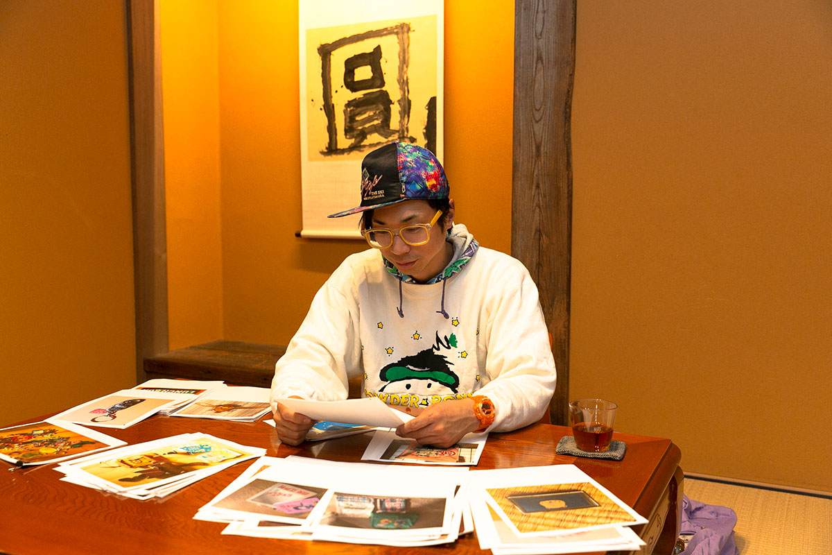 ▲ひとつひとつ、じっくり鑑定するメロさん。