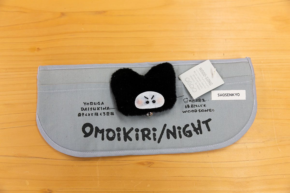 ▲くろ豆様の写真。（メロさん私物）
「これ何だと思います？
車のサンバイザーカバーなんです」とメロさん。
