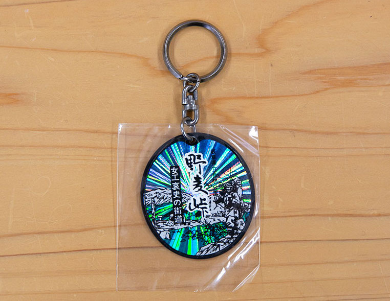 ▲後日メロさんが送られてきた画像。
「当時のホログラムにはこんな渋いものもあります。
野麦峠という、女性たちが雪の中大変な思いをして通った
あの場所に、なぜこのキラキラを‥‥
という違和感も感じます」とメロさん。