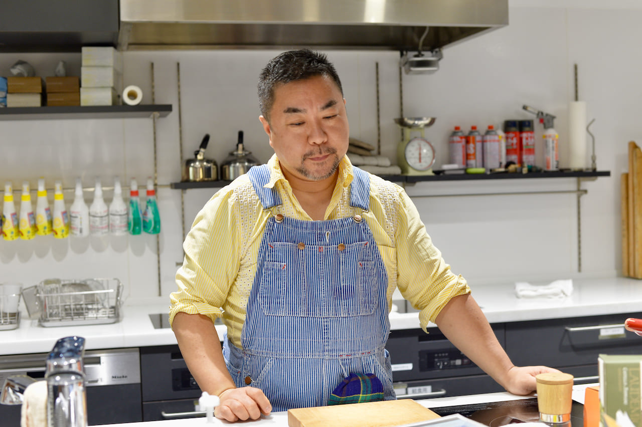 ▲エプロン姿の武井さん。シャツもカルボナーラ色。