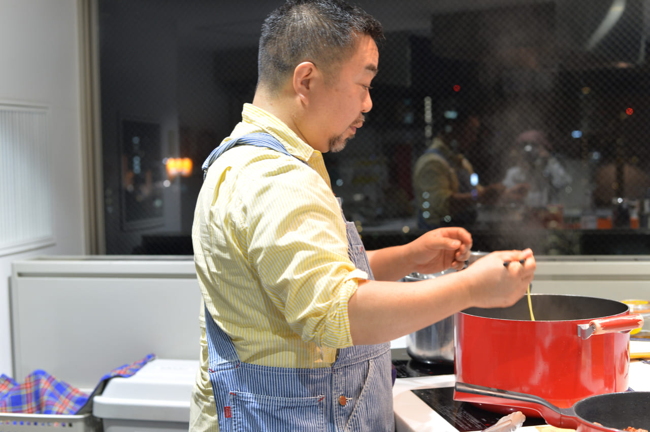 ▲麺の茹で加減を指でみる武井さん。