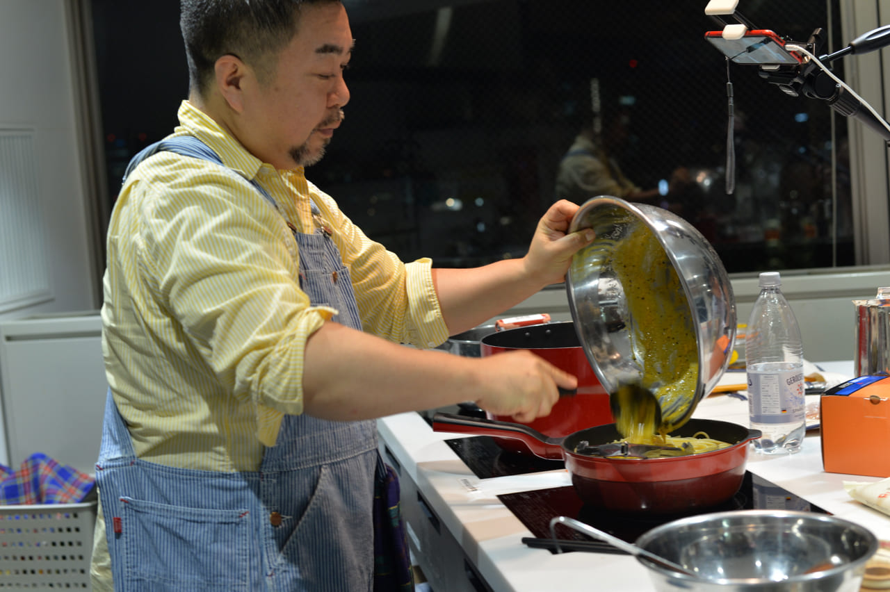 ▲ボウルで湯煎したとろとろソースをパスタに絡める。