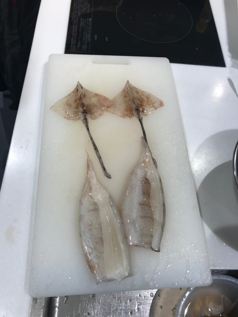 ▲永田さんがエンペラをはずしたスルメイカ。