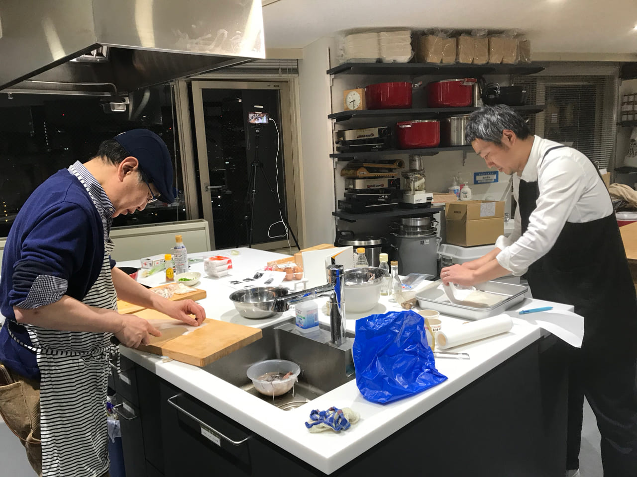 ▲イカに没頭するふたり。