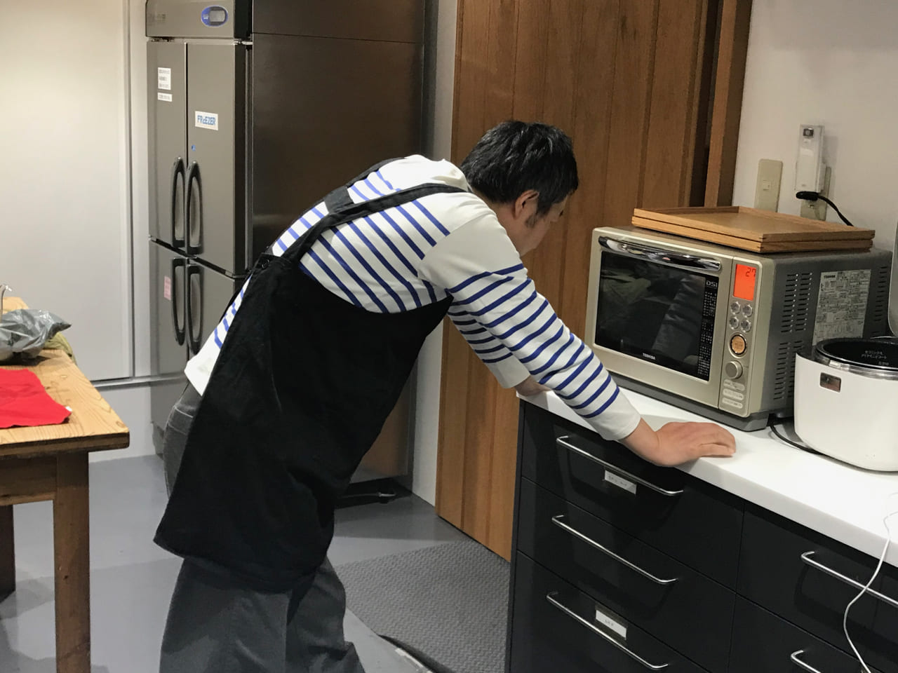 ▲チーズスナックのオーブンの番人を命ぜられて、まじめにじっと番をするイカさん。