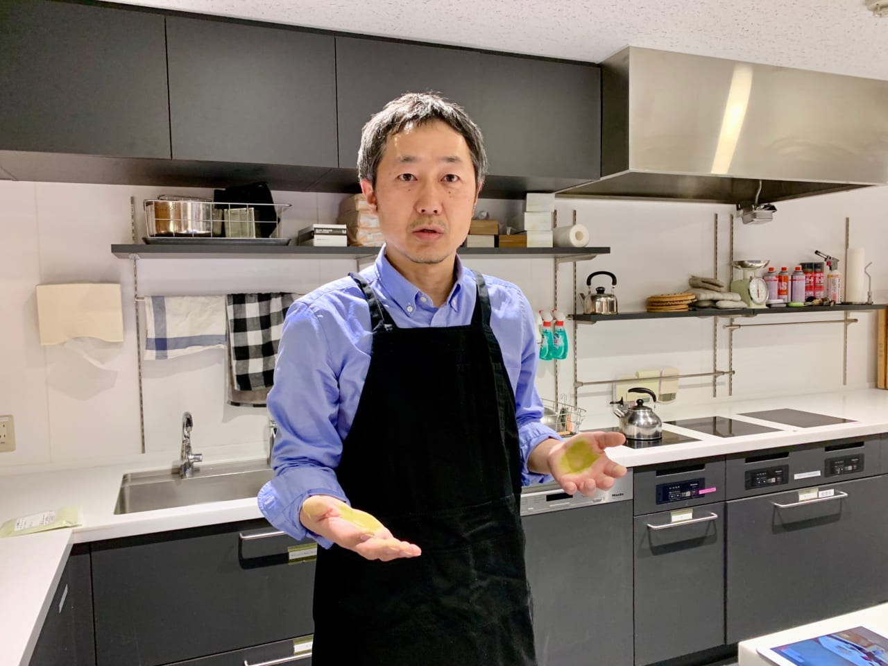 ▲とつぜん団子をこねさせられることになった永田さん。