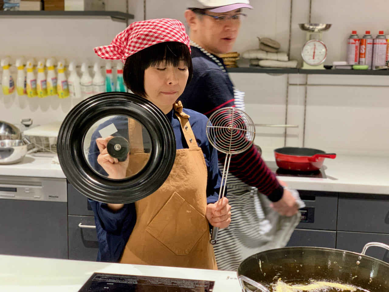 ▲向田邦子さんスタイル（？）で、油はね防止盾。便利でした。