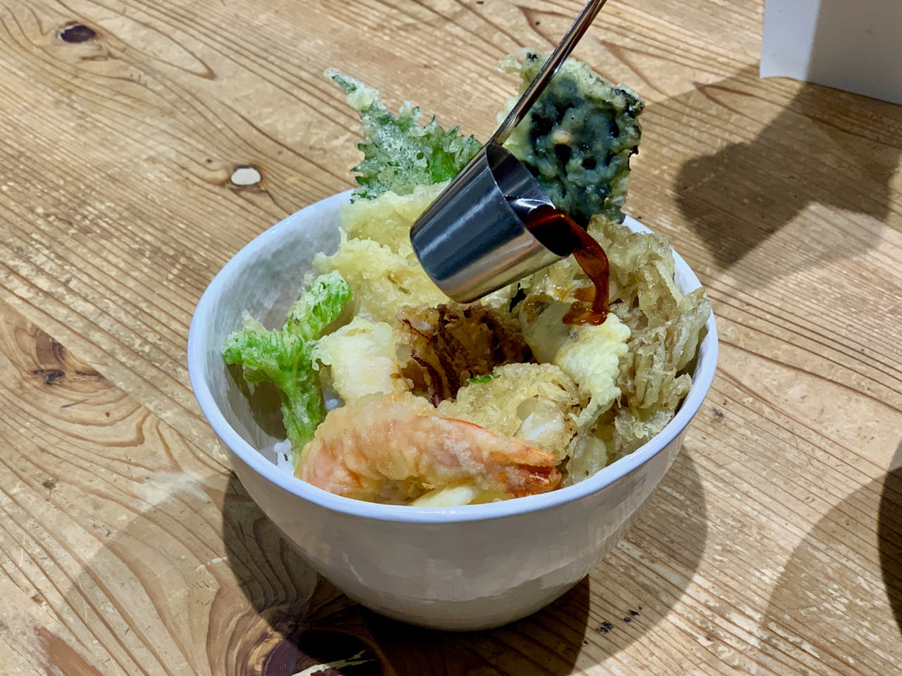 ▲Don't youを盛りつけた丼にまわしかけ〜。